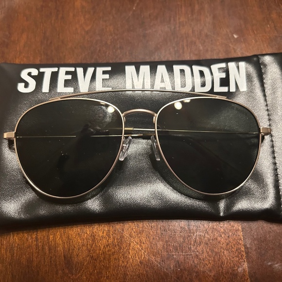 New Brantley Steve Madden Aviator Sunglasses GOLD With CASE - Picture 2 of 5